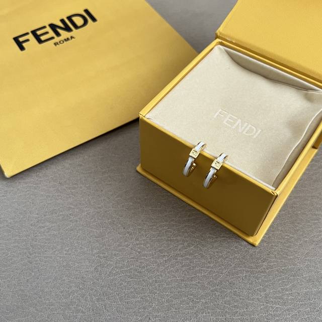 Fendi 芬迪 高端定制 爆款新款 简单大方 耳钉 华丽登场 ，很难见到如此熟悉 素雅的耳环，非常适合日常搭配，宝宝们，这个绝对值得入