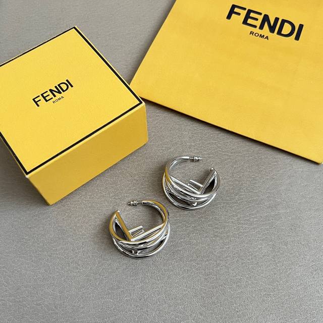 Fendi 芬迪 高端定制 爆款新款 简单大方 耳钉 华丽登场 ，很难见到如此熟悉 素雅的耳环，非常适合日常搭配，宝宝们，这个绝对值得入 尺寸大小：直径4.2厘