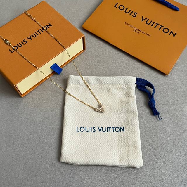 Lv 珍珠 项链Louis Vuitton 路易威登专柜一致材质 火爆款出货 设计独特 复古前卫 男神、美女必备。。