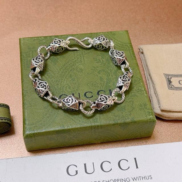 最新出炉 Gucci古驰手链最新款的经典款 精致无论款式 质感 都是绝对的顶尖Feel 只要看一眼就懂了 原版Logo 超 Nice 搭配衣服最佳的选择，男女同