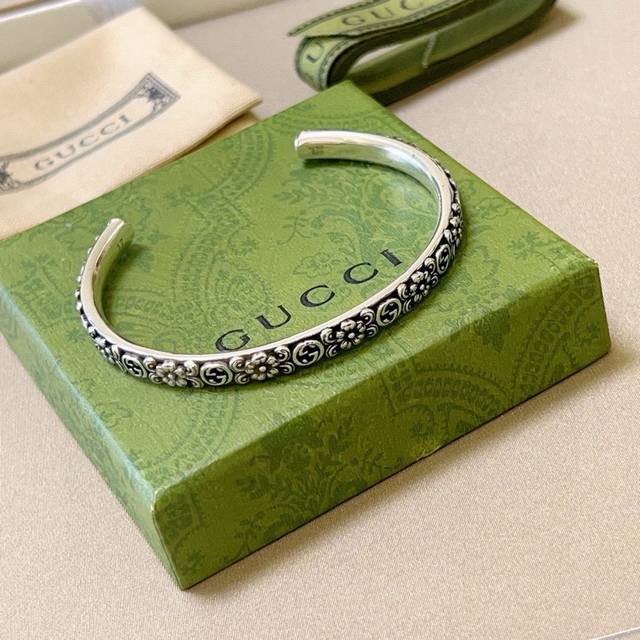 古驰手镯手环独特魅力十足最新款手镯 档次更高明星同款Anger Forest系列双G经典款3G系列复古银加宽高品质古驰手环 细节对版做旧处理 非市面亮面版型 这