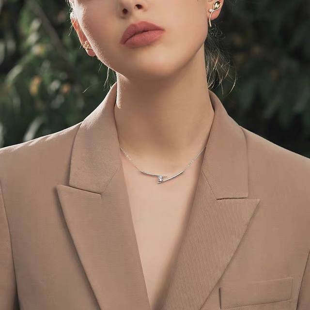 V金材质Hefang何方珠宝奥莱限定筷子锁骨链女轻奢项链女高级感新年礼物