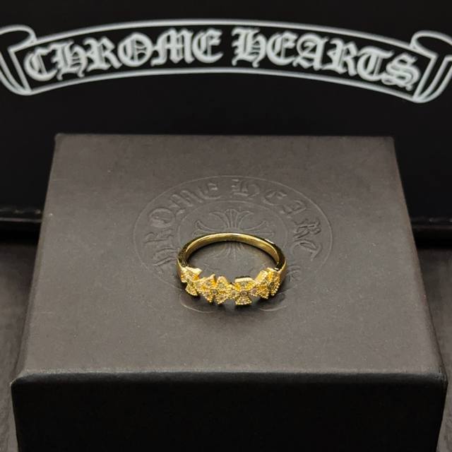 专柜品质 Chrome Hearts克罗心黄金色十字菜戒指 凹凸造型不同的花纹设计风格呈现出与众不同 十字架童军花是克罗心的标志 所以更经久不衰 正品打版Chr