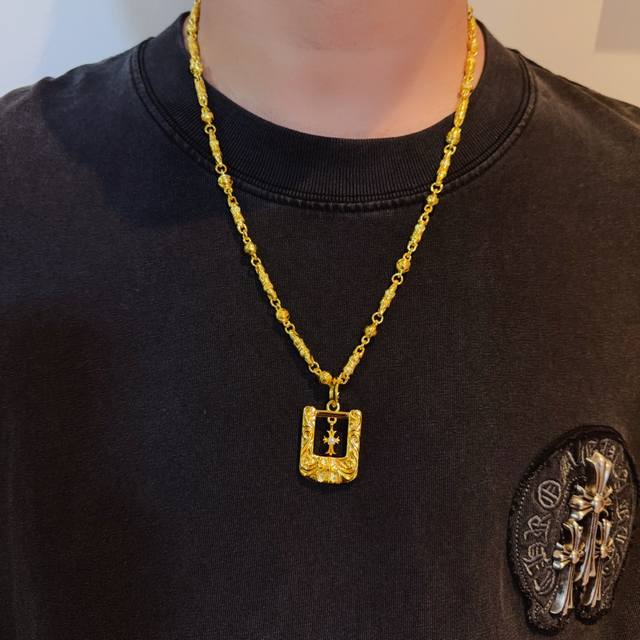 新款 专柜品质 Chrome Hearts克罗心黄金色十字花球项链 方牌十字架吊坠 凹凸造型不同的花纹设计风格 呈现出与众不同 十字架 童军花是克罗心的志 所以