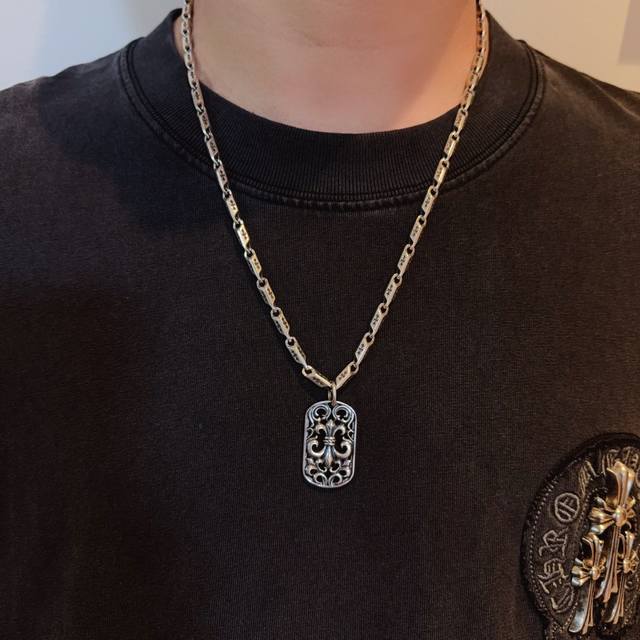 新款 专柜品质 Chrome Hearts克罗心十字架项链 方牌童军花吊坠 凹凸造型不同的花纹设计风格 呈现出与众不同 十字架 童军花是克罗心的志 所以更经久不
