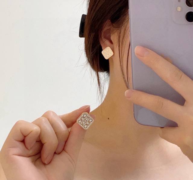 新款 罗意威Loewe正方形黑白耳钉 第一眼看到立马就喜欢上了 L0Ewe 罗意威 Anagram缠丝立体吊耳环以及一个带有Loewe雕花菱形扣的圈形搭扣，精致