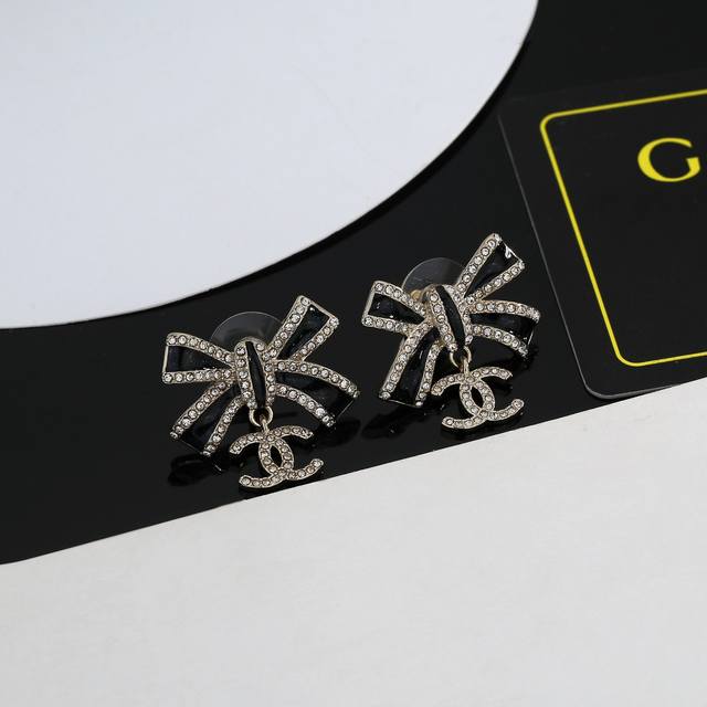 Chanel 香奈儿经典双C蝴蝶结耳钉 这款随意搭配都是非常好看百搭时尚单品 日常款 很修饰脸型 很上档次的 很优雅气质 耳环