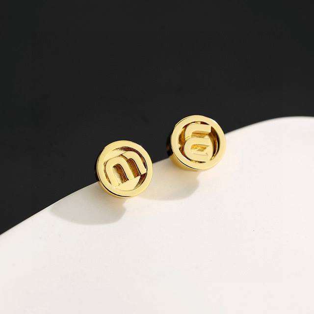缪缪字母耳钉 经典金色系 小巧精致可爱 百搭 。复古造型设计 金色特别显白 穿衣搭配不挑人。