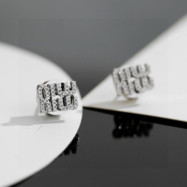 Miu Miu 缪缪 新款 施华洛世奇 水晶 满钻耳钉 耳环 原版材质 纯银针 手工镶嵌水晶造型 质感饱满又细致！仿若无物、煜煜生辉、简洁优雅又存在感十足～