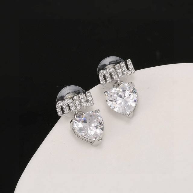 Miu Miu 缪缪 新款 施华洛世奇 水晶 满钻心桃耳钉 耳环 原版材质 纯银针 手工镶嵌水晶造型 质感饱满又细致！仿若无物、煜煜生辉、简洁优雅又存在感十足～
