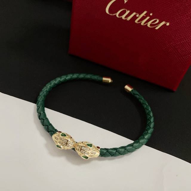 卡地亚皮绳手镯 高端定制版本 镶嵌钻工艺 V金材质 经典而时尚风格 用凌厉线条重构爱情美学！打破常规，镶嵌钻设计反而成就高级感天花板 无需浮华堆砌，爱本应纯粹如