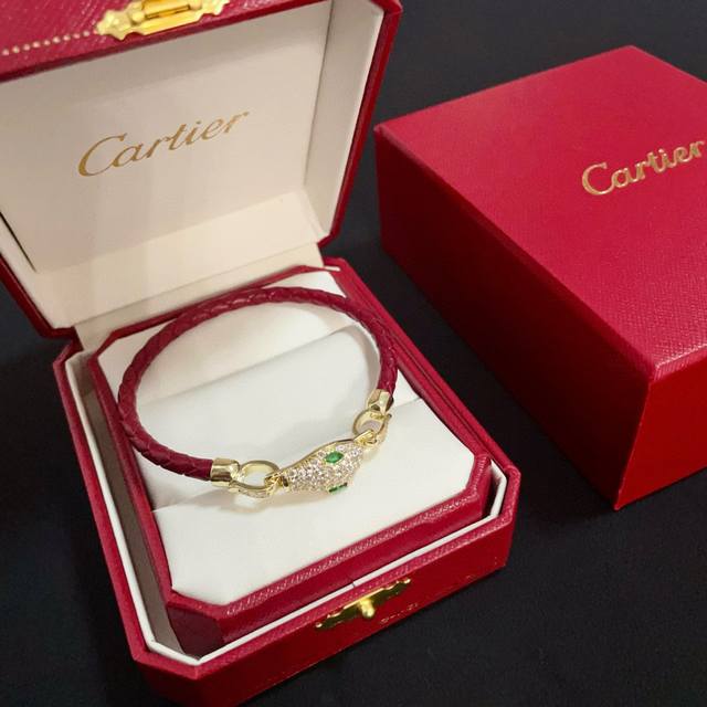 卡地亚豹头镶钻皮绳手镯 高端定制版本 镶嵌钻工艺 V金材质 经典而时尚风格 用凌厉线条重构爱情美学！打破常规，镶嵌钻设计反而成就高级感天花板 无需浮华堆砌，爱本