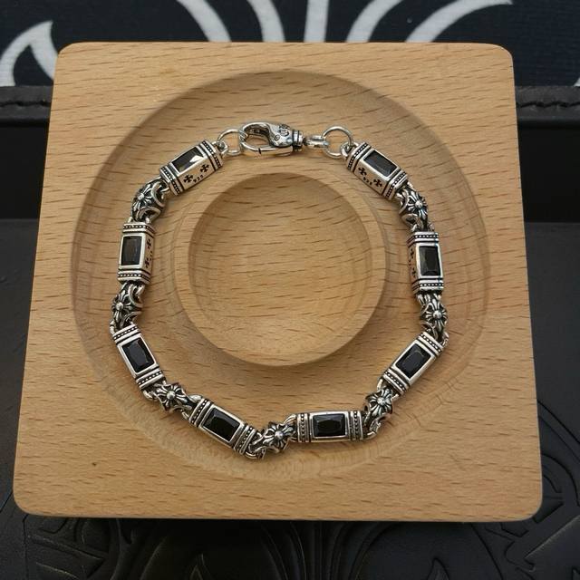 新款 专柜品质 Chrome Hearts克罗心多元素黑钻十字架手链 凹凸造型不同的花纹设计风格呈现出与众不同 十字架童军花是克罗心的标志 所以更经久不衰 正品