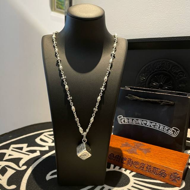 抖音 快手 Ins 小红书 直播热门，新款 专柜品质 Chrome Hearts克罗心十字花球项链 ,骰子吊坠，凹凸造型不同的花纹设计风格 呈现出与众不同 十字
