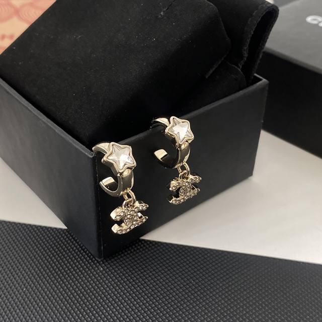 香 双C五角星钻字母耳钉 最新款，最新款全网首发现Huo哇哇，星星字母组合太美了这一季必入单品！仙女级别！太爱啦是心动的感觉！上边颗颗施华洛水晶+特定五角星水晶