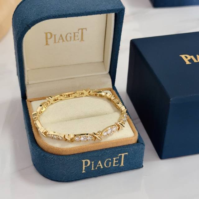 piaget伯爵手链，高端定制版本 镶嵌钻工艺 ，V金材质 ，细节处尽显奢华。金属质感与纹理相互映衬，光线之下，熠熠生辉，体现了奢华与典雅的气质。无论是商务场合