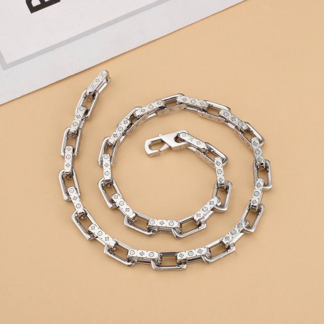 Monogram 链式项链的经典感来自精致不凡的标志性 Monogram 刻纹。本款银色金属配饰闪亮登场于 Monogram 珠宝系列，巧妙搭配同季新品配饰。