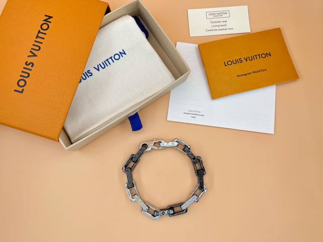 Lv 镶钻竹节手链 Monogram Chain 手链为粗犷工业风格链环镂刻品牌经典图案，挥洒舒朗刚毅的美学风范。璀璨人造水晶辉映色彩和质感反差，可与 Mono