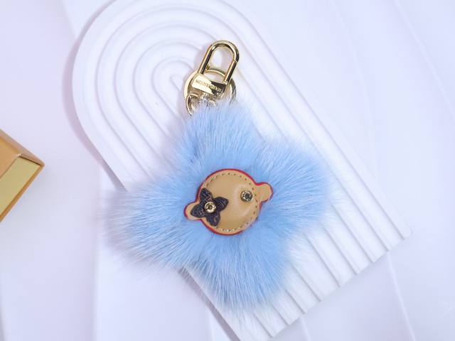 p1004色齐全 独家原单 新款 Louis Vuitton 新款 Vivienne Fur太阳花毛绒球钥匙扣 包包挂件 顶级进口水貂毛 原版Logo 确实精致