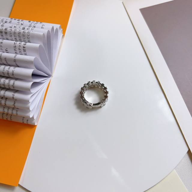 爆款返单到货原单货Lv 新款 戒指Louis Vuitton 路易威登 戒指专柜一致材质 火爆款出货 设计独特 复古前卫 男神、美女必备。码数6,7,8,9码.