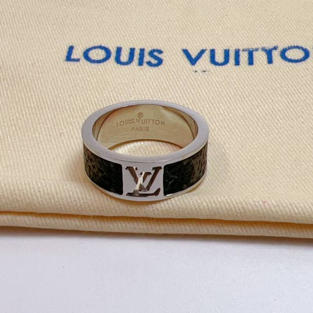 Louis Vuitton贴皮字母戒指 颜色：黑花皮 圈口：6#-11# 风格:奢华时尚