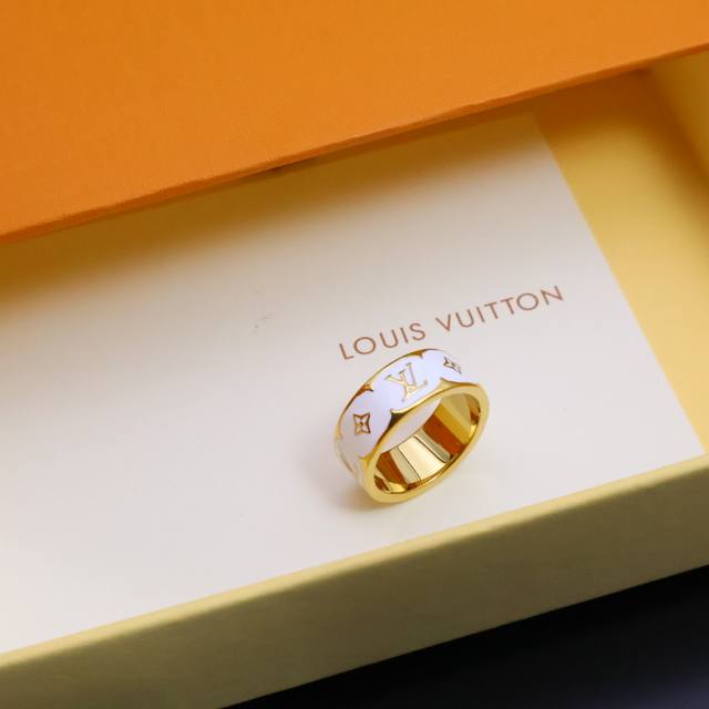 Louis Vuitton 路易威登Lv 新款银色Logo印花戒指 现货秒发 6-11码。。