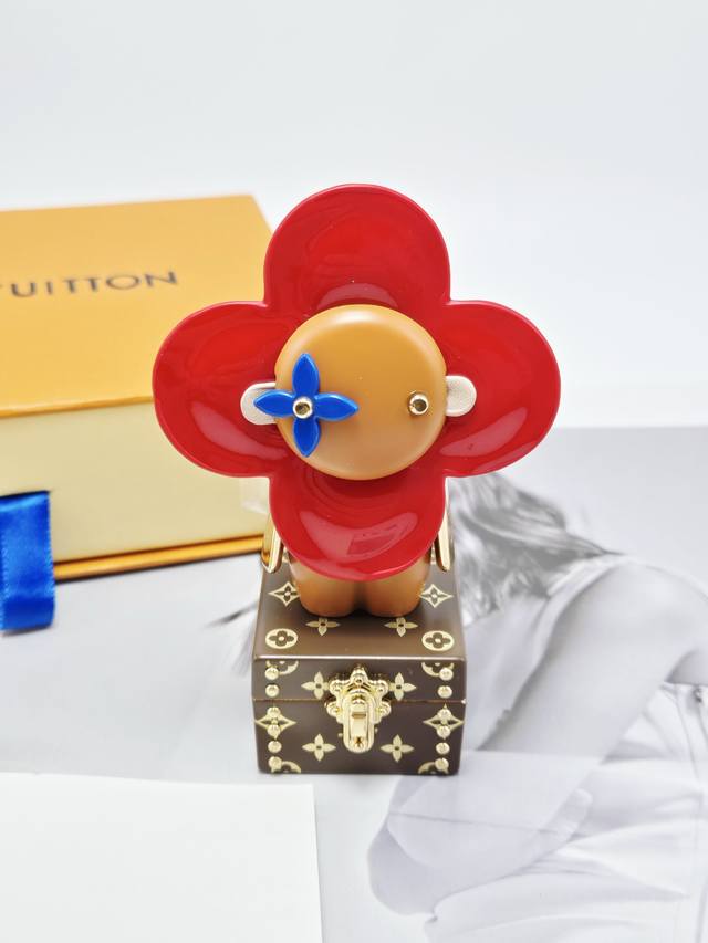 新品 M63311娃娃 太阳花公仔钥匙扣 挂件挂饰 Louis Vuitton 路易威登 薇薇安钥匙扣 包挂 pu材质 五金为钢 原版Logo