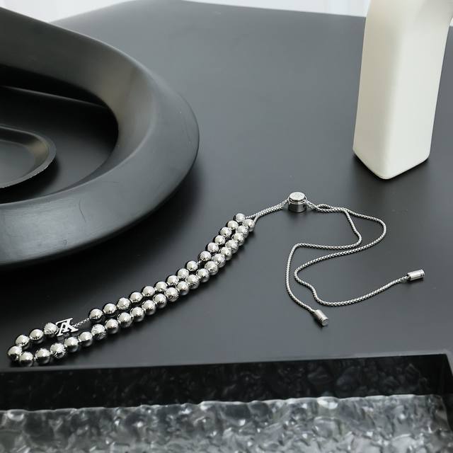 Damier Staples Ball 项链 Mo3335 Damier Staples Ball 可调节项链巧妙结合经典格调与现代元素，以金属串珠呈现 Dam