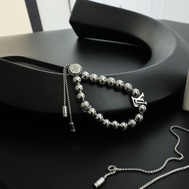 Damier Staples Ball 手链 Mo3412Damier Staples Ball 手链采用抛光金属串珠，以精湛工艺将格纹等品牌元素镂刻其上，巧妙