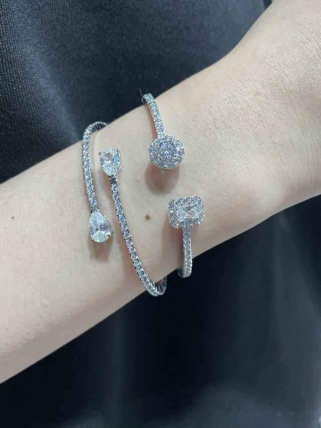 V金材质 格拉夫冰糖圆钻开口手镯 满钻Blingbling 现货都是可遇不可求的，特别惹人爱，衬肤色白嫩，特别百搭，适合任何场合，姐妹聚会，倍有面子。
