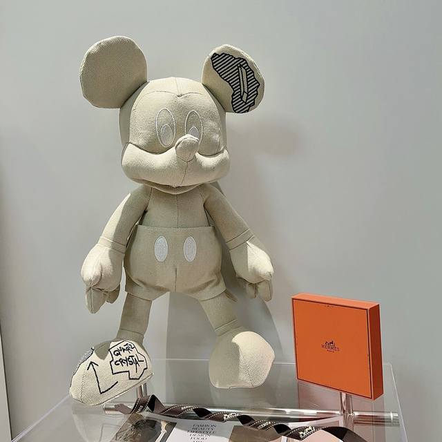 爆款来袭 爱马仕官网首发新品米奇玩偶独家高品质发售 出口法国订单新品发布 ，爱马仕的一款米奇公仔 纯手工制作工艺 质感 饱满度全部到位 现货不多，手慢无 超级可