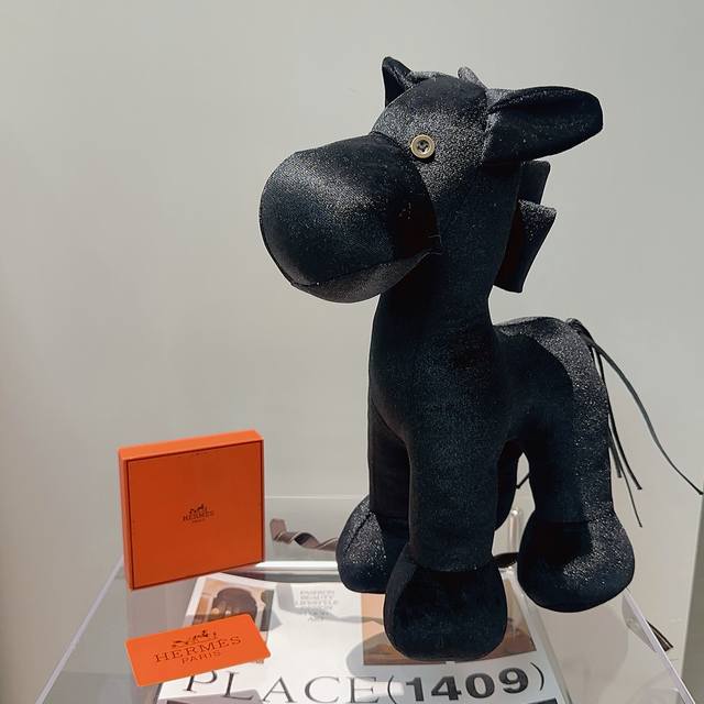 马年爆款来袭 爱马仕官网首发新品玩偶独家高品质发售 出口法国订单新品发布 ，爱马仕的一款经典马公仔 纯手工制作工艺 质感 饱满度全部到位 现货不多，手慢无 超级