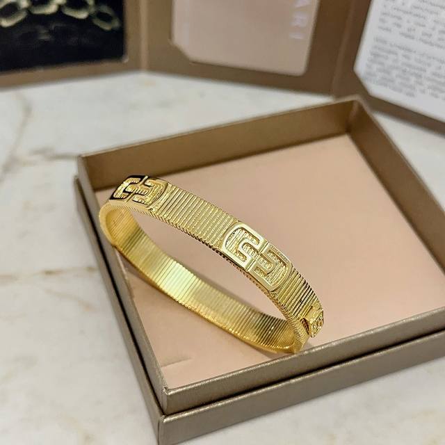 宝格丽手镯Serpenti Viper系列回形针手镯，V金材质 完美精心打磨，与金属边完美契合！充满诱惑和迷人的感性，回形针璀璨奢华，呈现出中无与伦比的美感与力