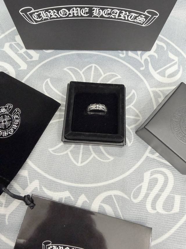 Chrome Hearts这款是Baby Long Kt窄版长十字戒指 尺寸：6.7.8.9.10.11