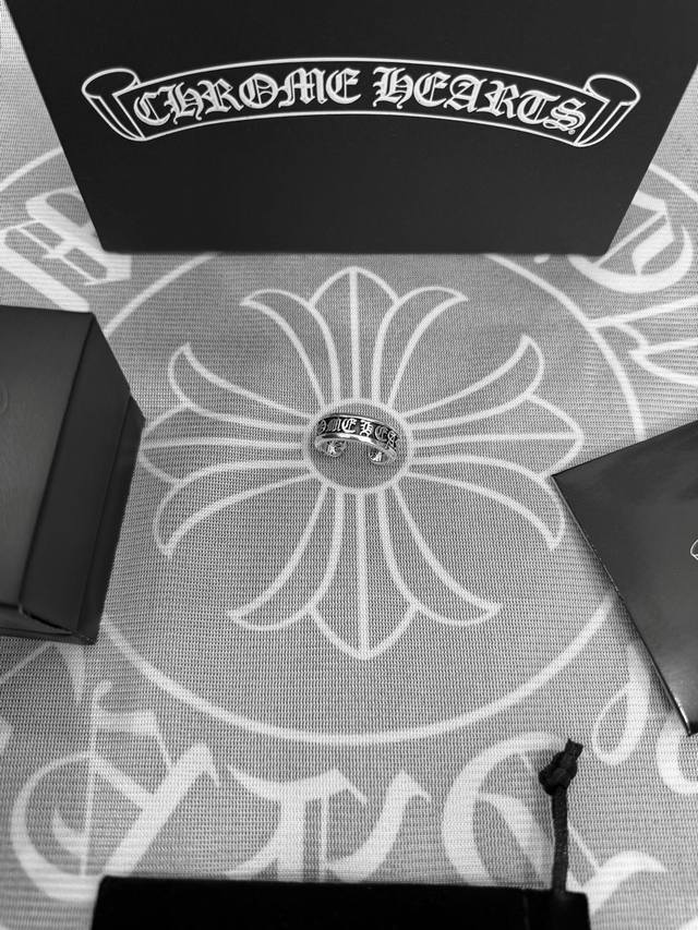 Chrome Hearts这款是经典款小卷轴设计明星同款戒指 尺寸：6.7.8.9.10.11