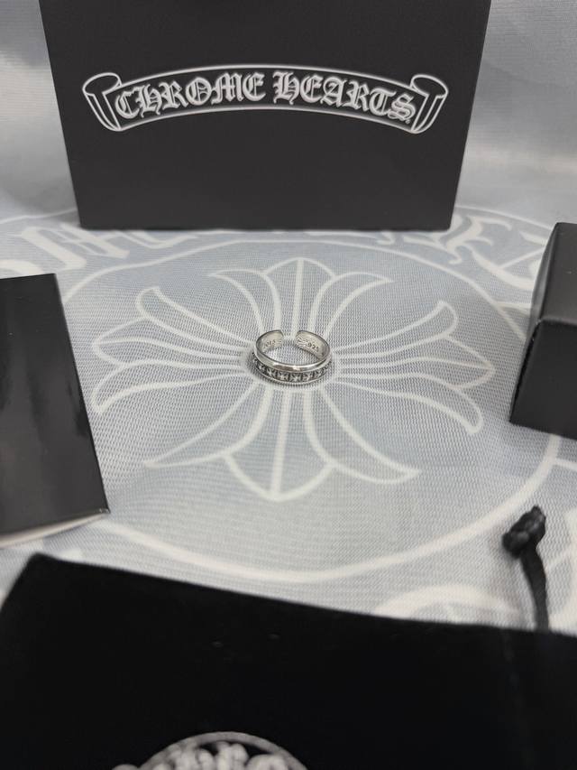 Chrome Hearts 这款Mimi pius十字花Open Band pius开口戒指