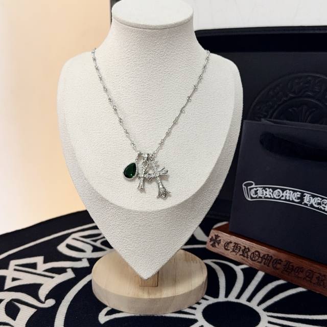 新款 专柜品质 Chrome Hearts克罗心经典别针十字架项链 凹凸造型不同的花纹设计风格 呈现出与众不同 十字架 童军花是克罗心的志 所以更经久不衰 正品