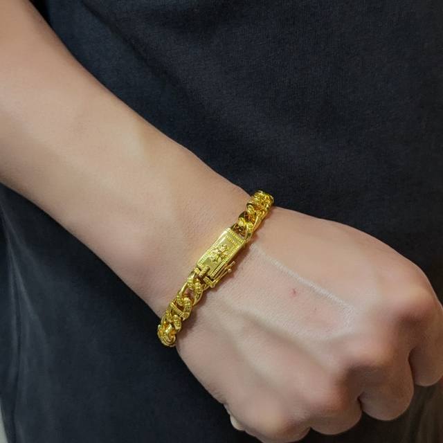 豪华版 Chrome Hearts克罗心黄金色十字架手链 ，凹凸造型不同的花纹设计风格呈现出与众不同 十字架童军花是克罗心的标志 所以更经久不衰 正品打版Chr