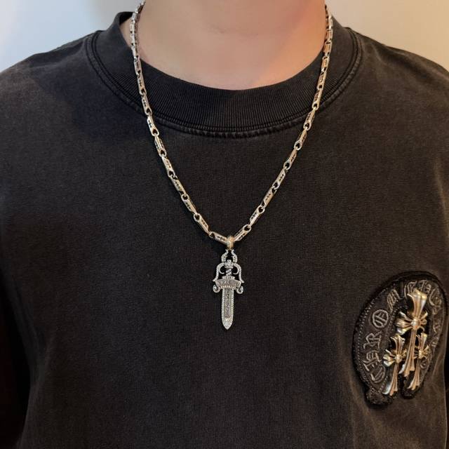 新款 专柜品质 Chrome Hearts克罗心十字架项链 白钻宝剑吊坠 凹凸造型不同的花纹设计风格 呈现出与众不同 十字架 童军花是克罗心的志 所以更经久不衰