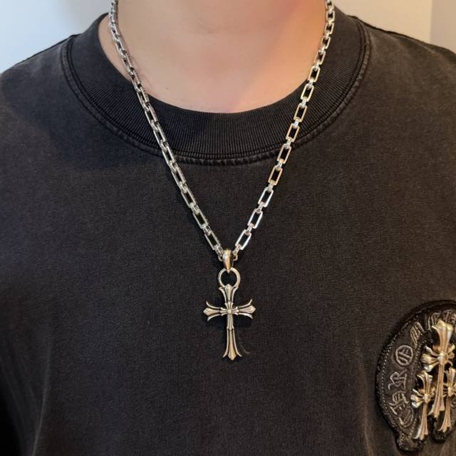 新款 专柜品质 Chrome Hearts克罗心字母项链 十字架吊坠 凹凸造型不同的花纹设计风格 呈现出与众不同 十字架 童军花是克罗心的志 所以更经久不衰 正