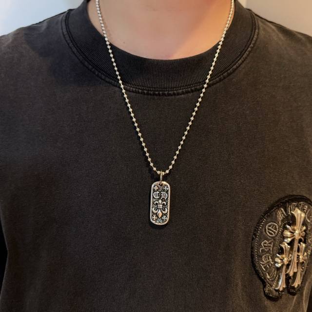 新款 专柜品质 Chrome Hearts克罗心项链 方牌童军花吊坠 凹凸造型不同的花纹设计风格 呈现出与众不同 十字架 童军花是克罗心的志 所以更经久不衰 正
