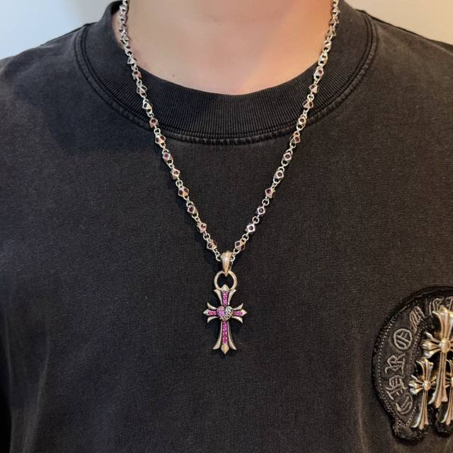 新款 专柜品质 Chrome Hearts克罗心粉钻项链，粉钻桃心十字架吊坠 凹凸造型不同的花纹设计风格 呈现出与众不同 十字架 童军花是克罗心的志 所以更经久
