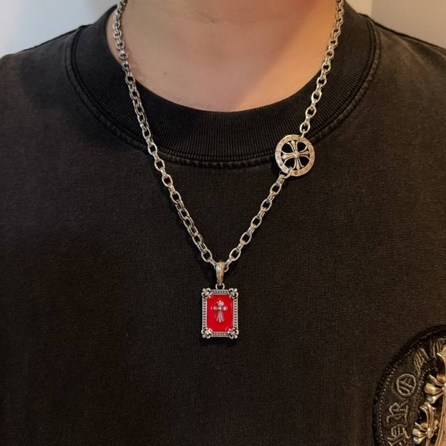 新款 专柜品质 Chrome Hearts克罗心十字架项链 方牌吊坠 凹凸造型不同的花纹设计风格 呈现出与众不同 十字架 童军花是克罗心的志 所以更经久不衰 正