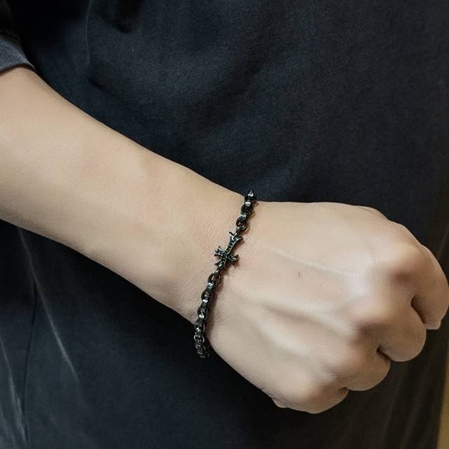 新款 专柜原版品质 非普通版本，快手 Ins 小红书热门爆款，Chrome Hearts克罗心十字架手链 ，凹凸造型不同的花纹设计风格呈现出与众不同 十字架童军