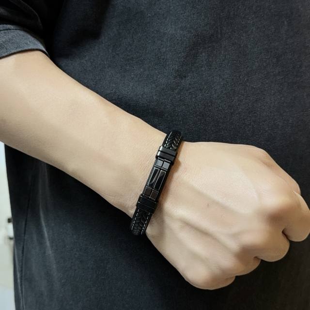 新款 专柜品质 Chrome Hearts克罗心皮绳手镯手绳，凹凸造型不同的花纹设计风格呈现出与众不同 十字架童军花是克罗心的标志 所以更经久不衰 正品打版Ch