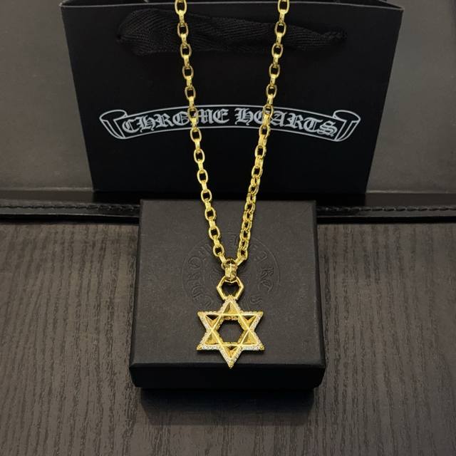 新款 专柜品质 Chrome Hearts克罗心 经典字母项链 六芒星吊坠 凹凸造型不同的花纹设计风格 呈现出与众不同 十字架 童军花是克罗心的志 所以更经久不