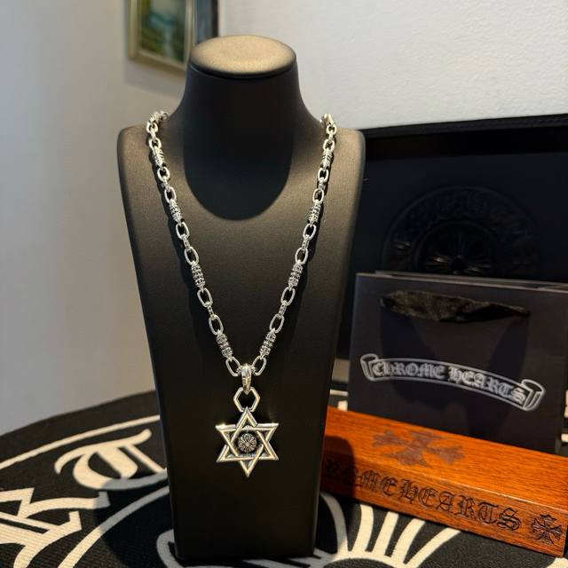 新款 专柜品质 Chrome Hearts克罗心 经典十字架项链 六芒星吊坠 凹凸造型不同的花纹设计风格 呈现出与众不同 十字架 童军花是克罗心的志 所以更经久