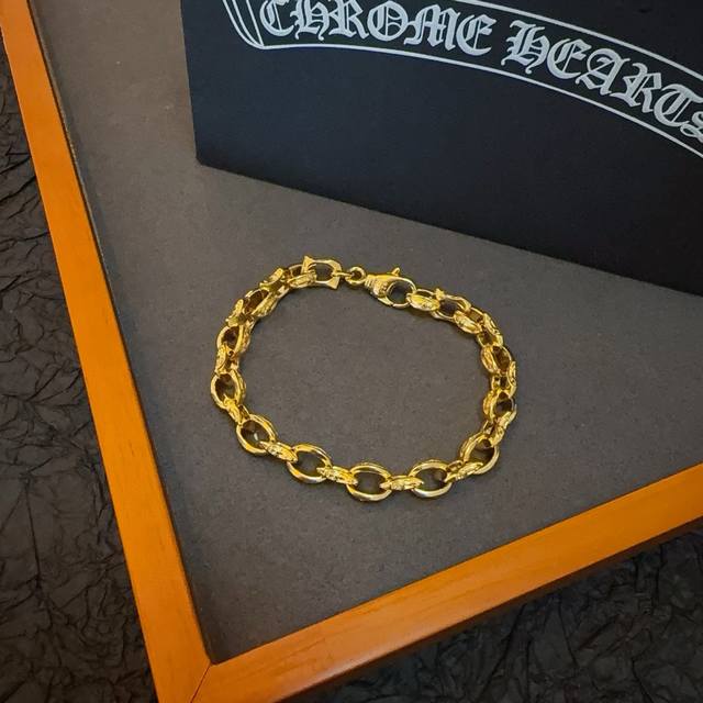 新款 专柜品质 Chrome Hearts克罗心 黄金色十字架手链 ，凹凸造型不同的花纹设计风格呈现出与众不同 十字架童军花是克罗心的标志 所以更经久不衰 正品