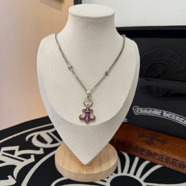 专柜品质 Chrome Hearts克罗心十字架项链 ，桃心十字架吊坠，凹凸造型不同的花纹设计风格 呈现出与众不同 十字架 童军花是克罗心的志 所以更经久不衰