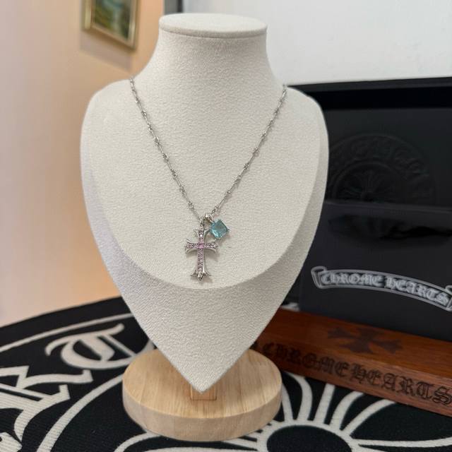 新款 专柜品质 Chrome Hearts克罗心十字架蓝钻项链 凹凸造型不同的花纹设计风格 呈现出与众不同 十字架 童军花是克罗心的志 所以更经久不衰 正品打版
